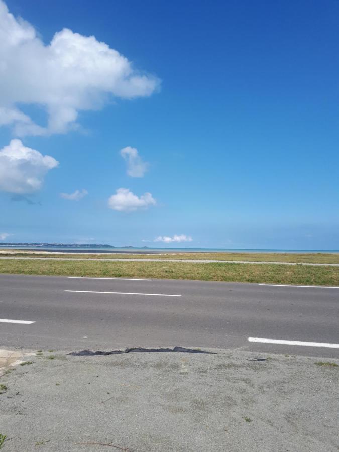 Rose By The Sea - Beach Front Sea Views Hirel Екстер'єр фото